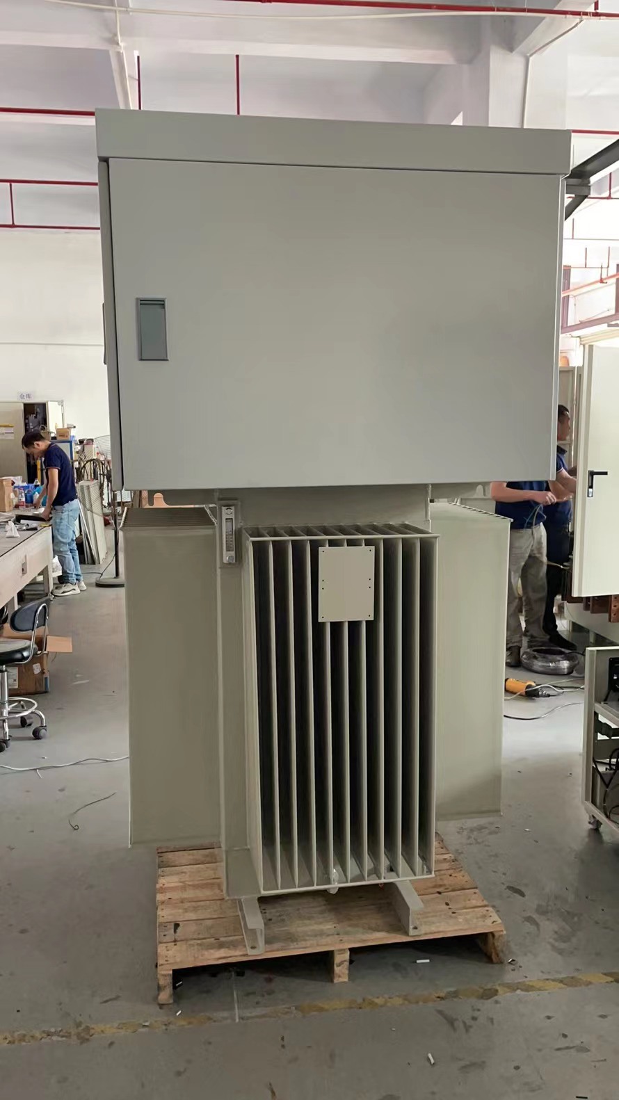 Thiết kế mới với Manual Bypass, LCD Display Ổn áp dầu loại 800kVA/1000kVA/1200kVA